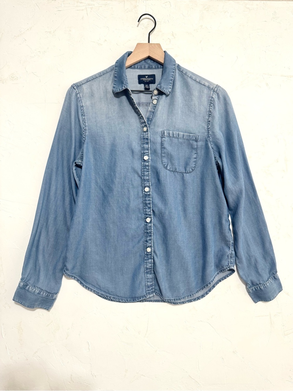 American Eagle Light Wash Chambray Button Up Shirt Small